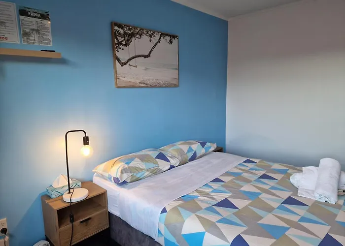 Palm Tree Apartments & Backpackers
